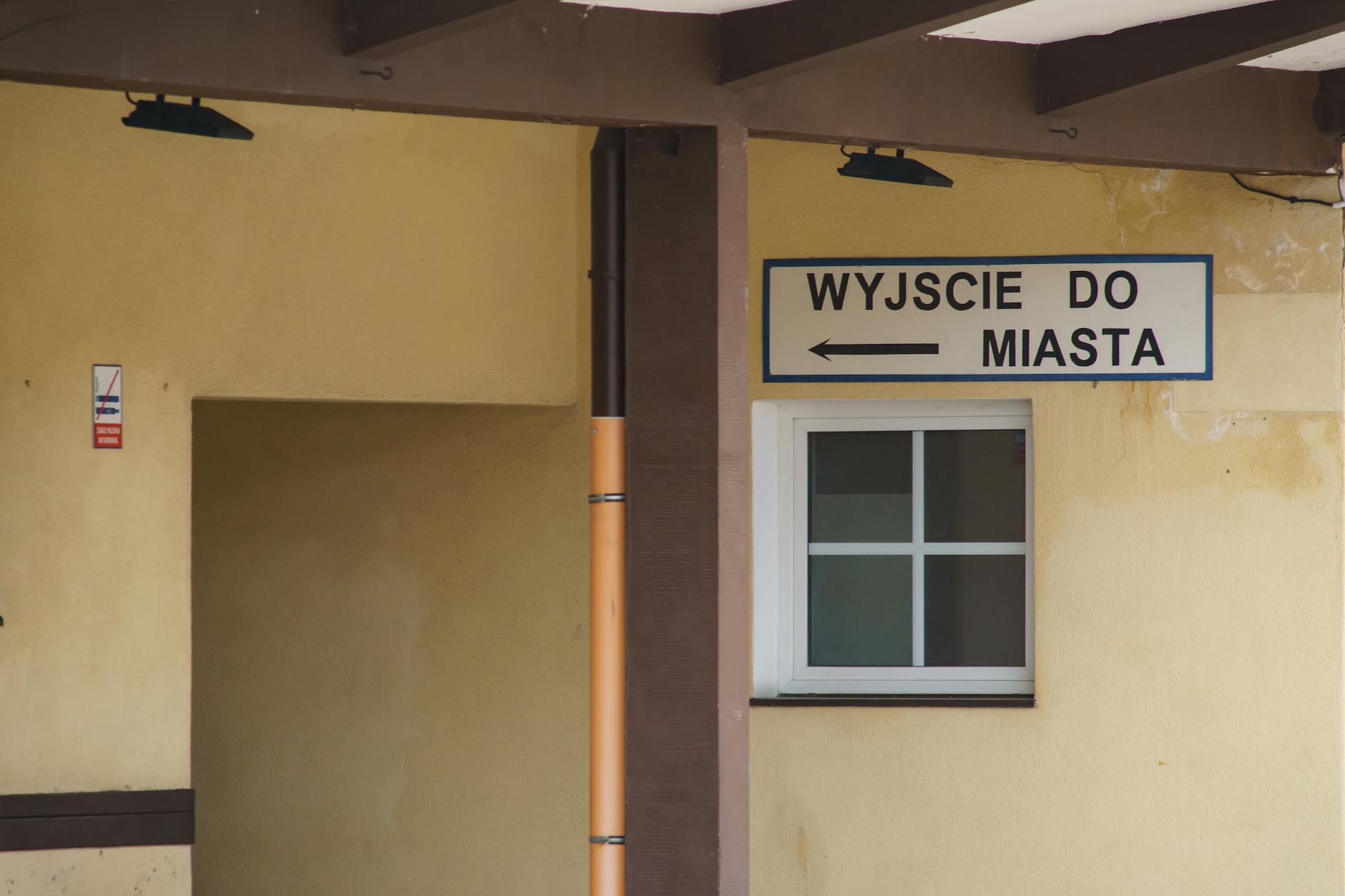 Ilustracja przedstawiająca kolejkę pacjentów przed budynkiem przychodni, z napisem 'Kolejki do specjalistów Wałcz'