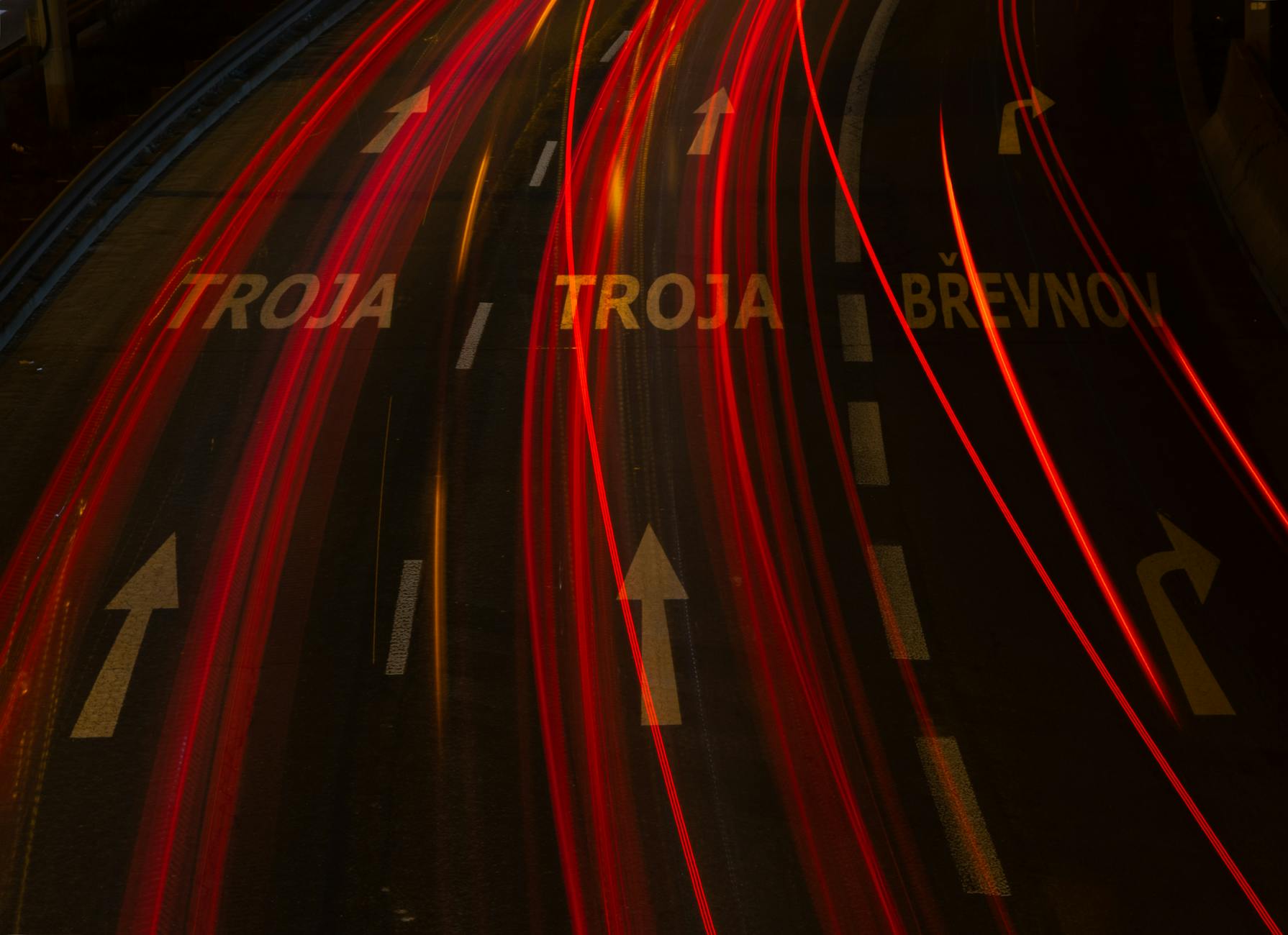 Ilustracja symbolizująca utrudnienia w ruchu drogowym, przerwy w dostawie prądu oraz wydarzenia kulturalne w Wałczu.