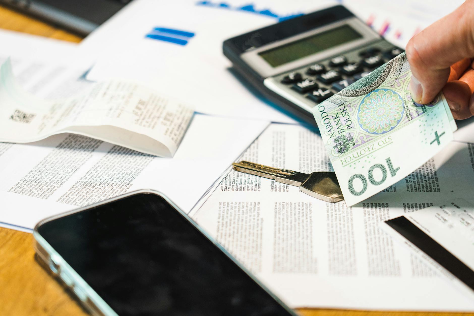 Mieszkaniec Wałcza korzystający z bankowości mobilnej na smartfonie, symbol cyfryzacji i dostępu do informacji